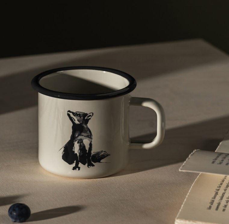 Muurla_Teemu-Järvi_Emaillebecher_Fuchs_lifestyle